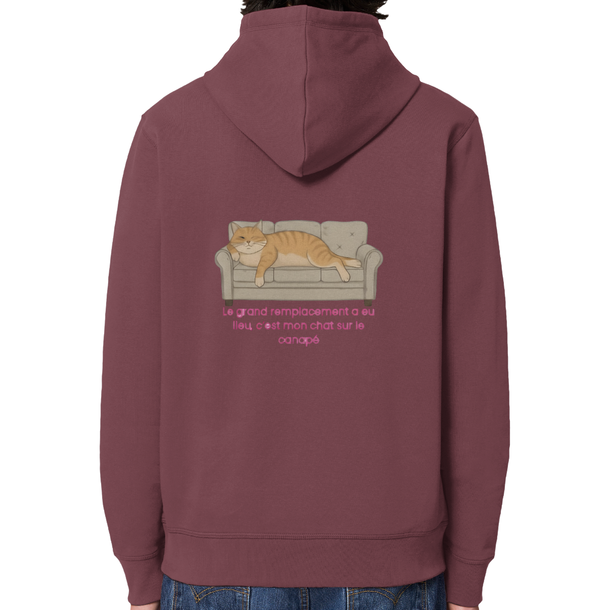 sweat rouge foncé capuche parodie le grand remplacement avec un chat sur un canapé